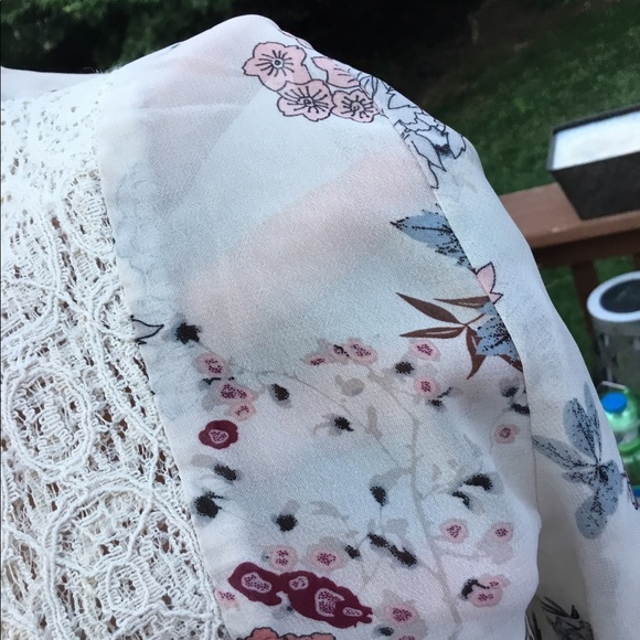About a Girl Sheer long sleeve floral tunic size small - Picture 5 of 8